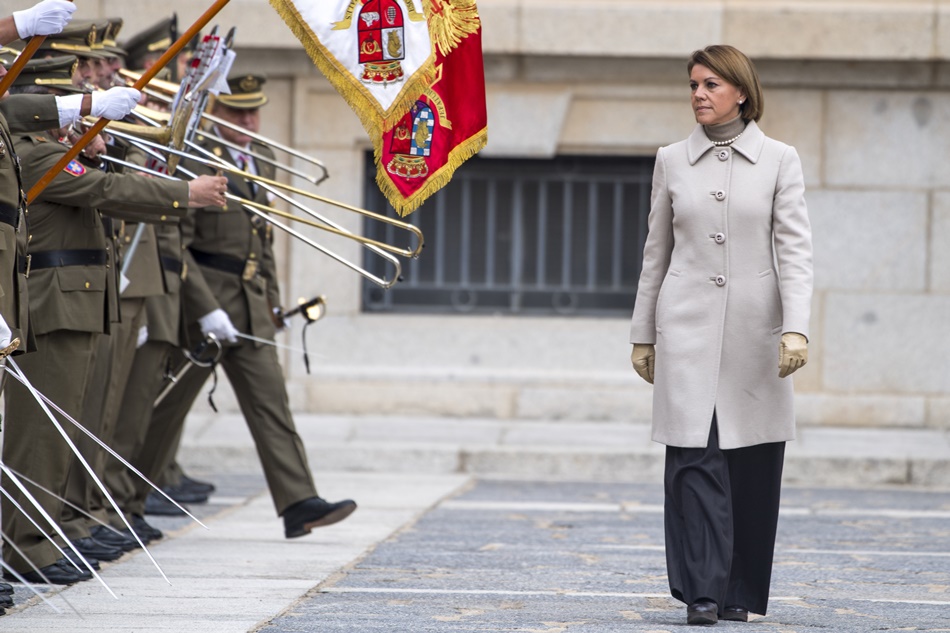 Imagen de archivo de la ministra de Defensa, María Dolores de Cospedal pasando revista a las tropas