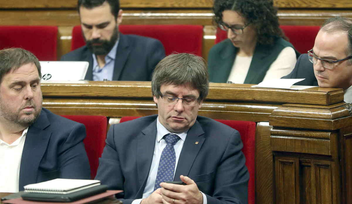 Carles Puigdemont y Oriol Junqueras en el Parlament catalán