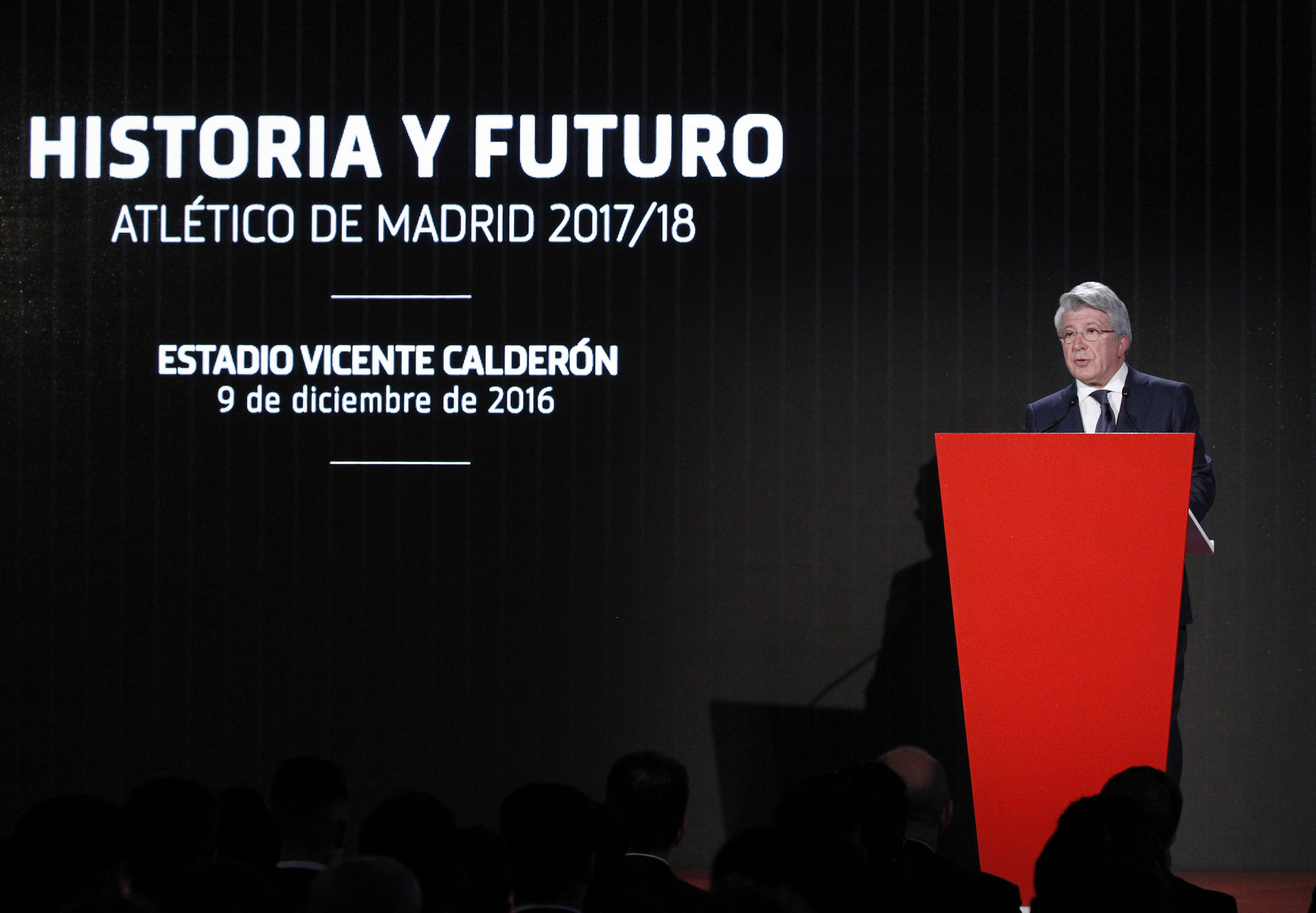 El presidente del Atlético de Madrid, Enrique Cerezo, durante el acto que el club ha celebrado hoy en el estadio Vicente Calderón. 