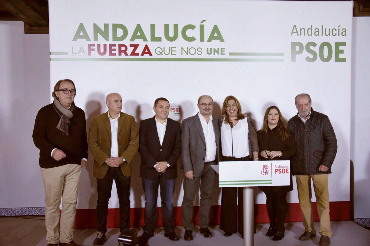 Foto de familia del homenaje de anoche en el PSOE de Umbrete a Javier Lambán.