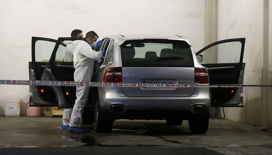 Agentes de policía buscando pruebas en el vehículo en el que apareció muerta la viuda de Vicente Sala. (Foto: EFE)