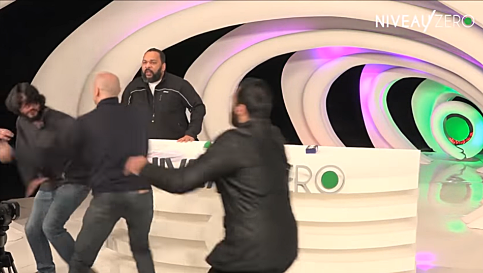 Captura de pantalla del momento de la agresión ocurrida en un programa de televisión.