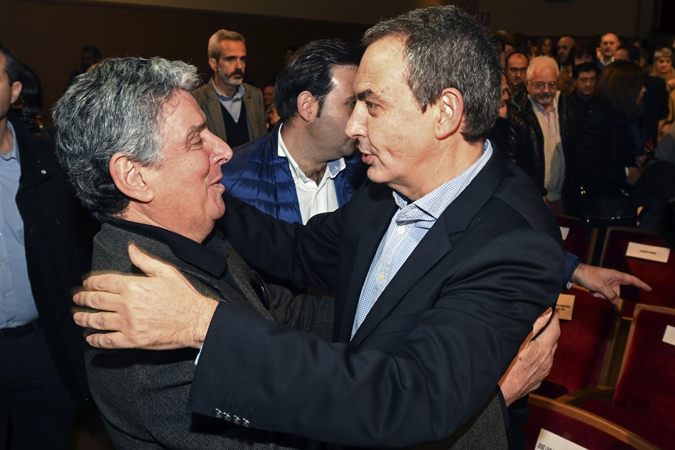 José Luis Rodríguez Zapatero saluda al senador Graciliano Palomo en el acto de este sábado en La Bañeza, León. 