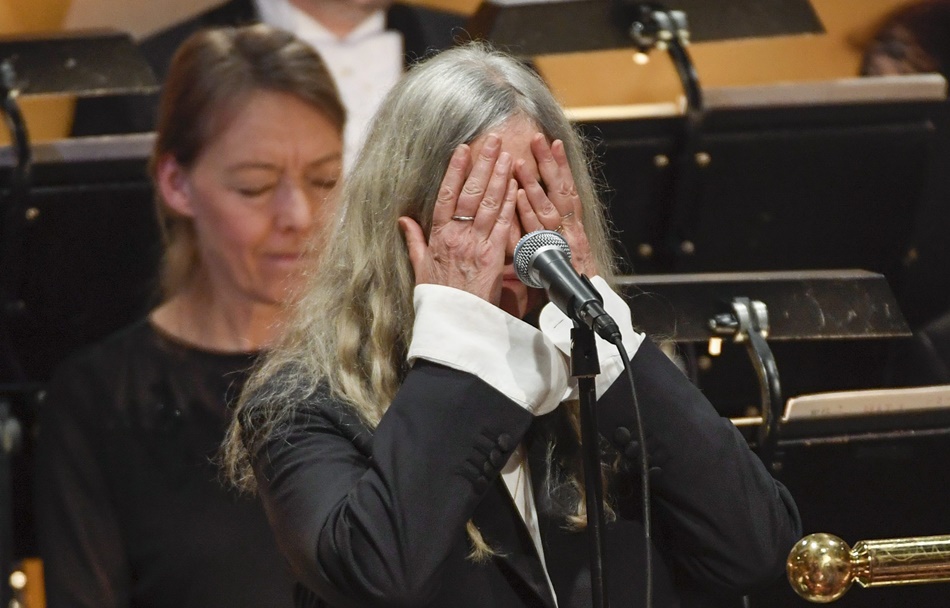 Patti Smith en el momento de equivocarse en la letra durante la ceremonia de los Premios Nobel.