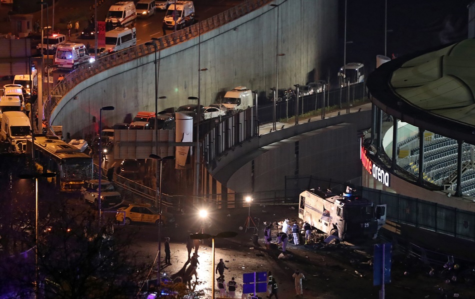 Lugar donde explotó el coche bomba, en las inmediaciones del campo de fútbol del Besiktas en Estambul. 