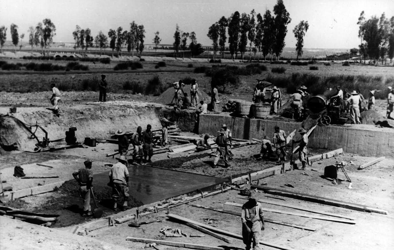 Presos republicanos trabajando en el Canal del Bajo Guadalquivir.