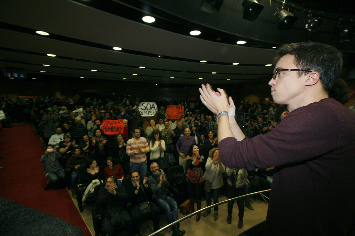 El secretario de Política de Podemos, Íñigo Errejón, en el acto en las Islas Baleares con las pancartas entre el público