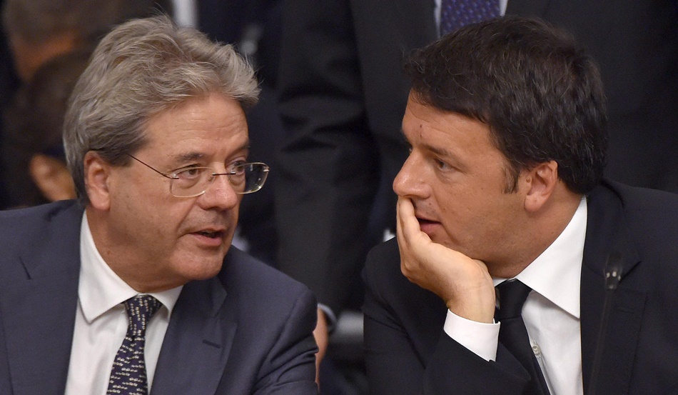Paolo Gentiloni (a la izquierda) aceptó este domingo la invitación para formar gobierno. 