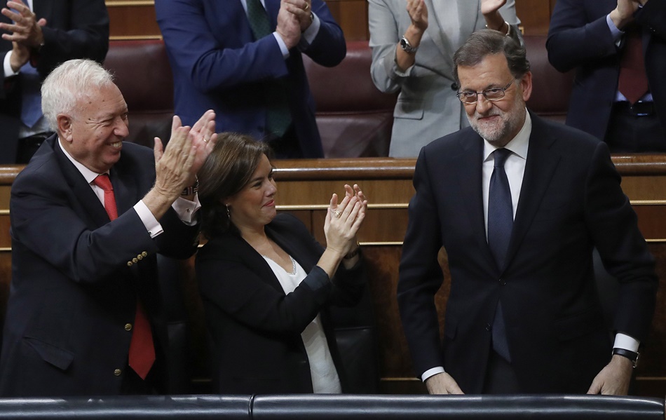 Rajoy aplaudido en el Congreso de los Diputados tras su investidura. 