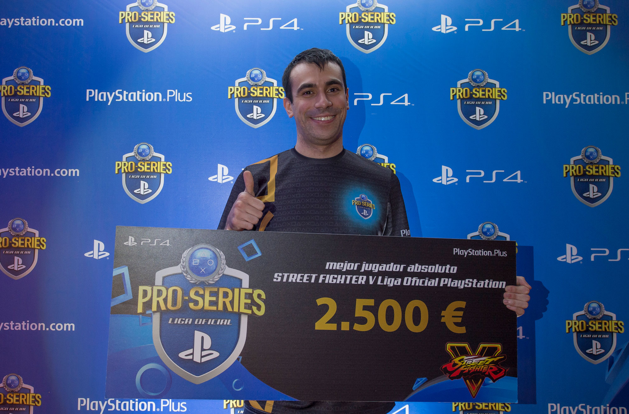 VegaPatch posa con el premio al mejor jugador absoluta de Street Fighter V.