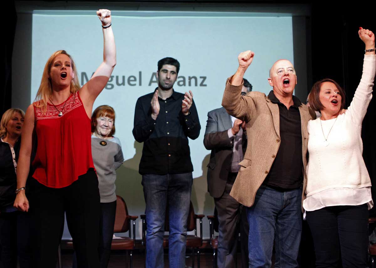 Zaida Cantera y Odón Elorza, entre otros, cantando la Internacional con la que concluyó el acto de presentación Primarias y Congreso.