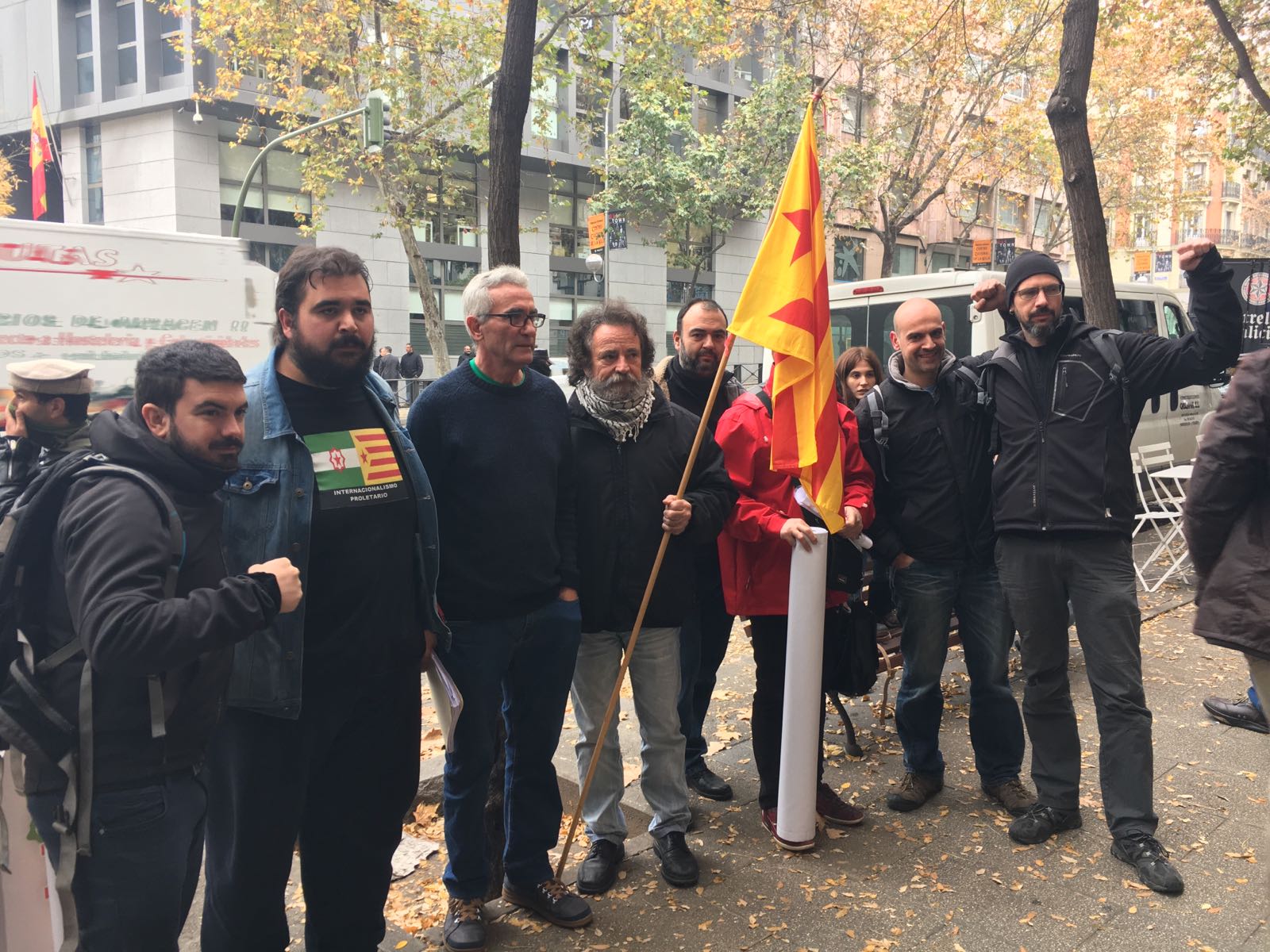 El diputado de Unidos Podemos Diego Cañamero junto a los anticapitalistas de las CUP
