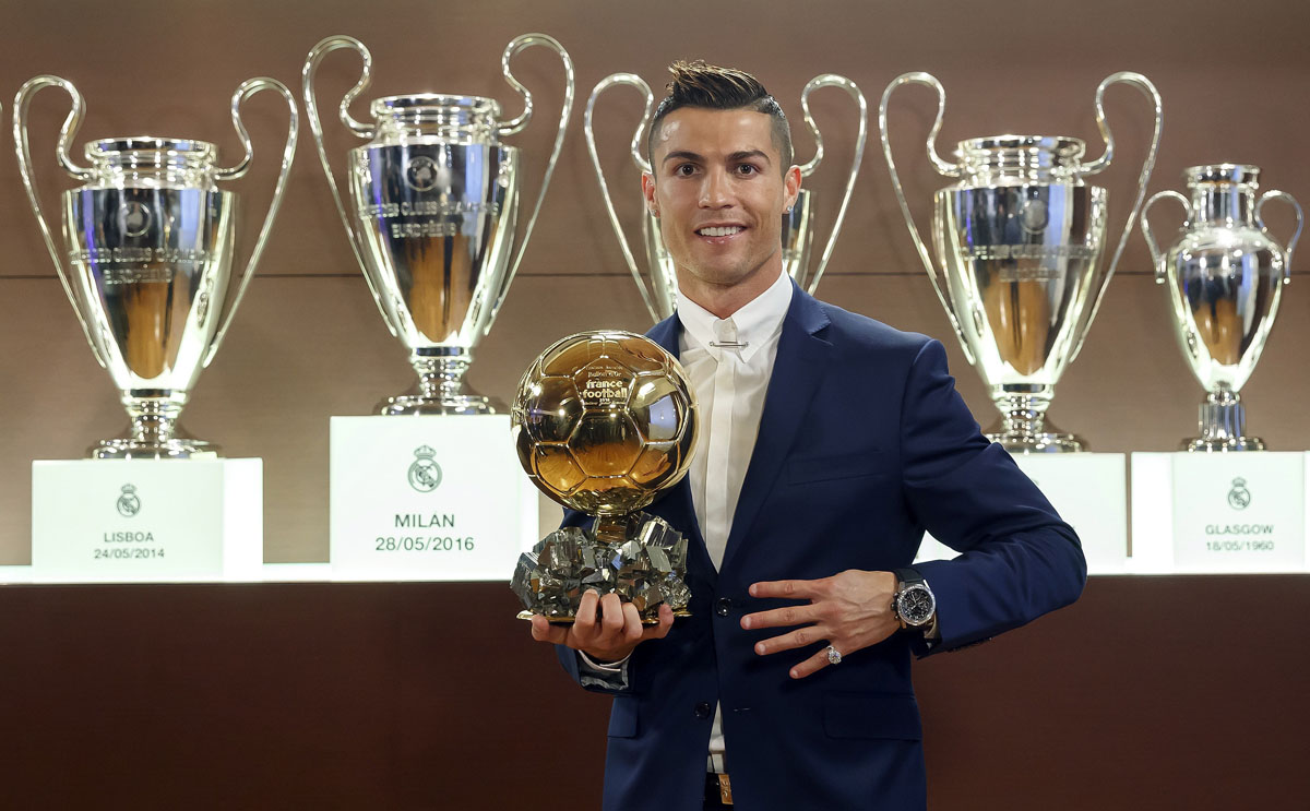 Fotografía facilitada por la revista France Football del portugués del Real Madrid Cristiano Ronaldo, con su cuarto Balón de Oro. 