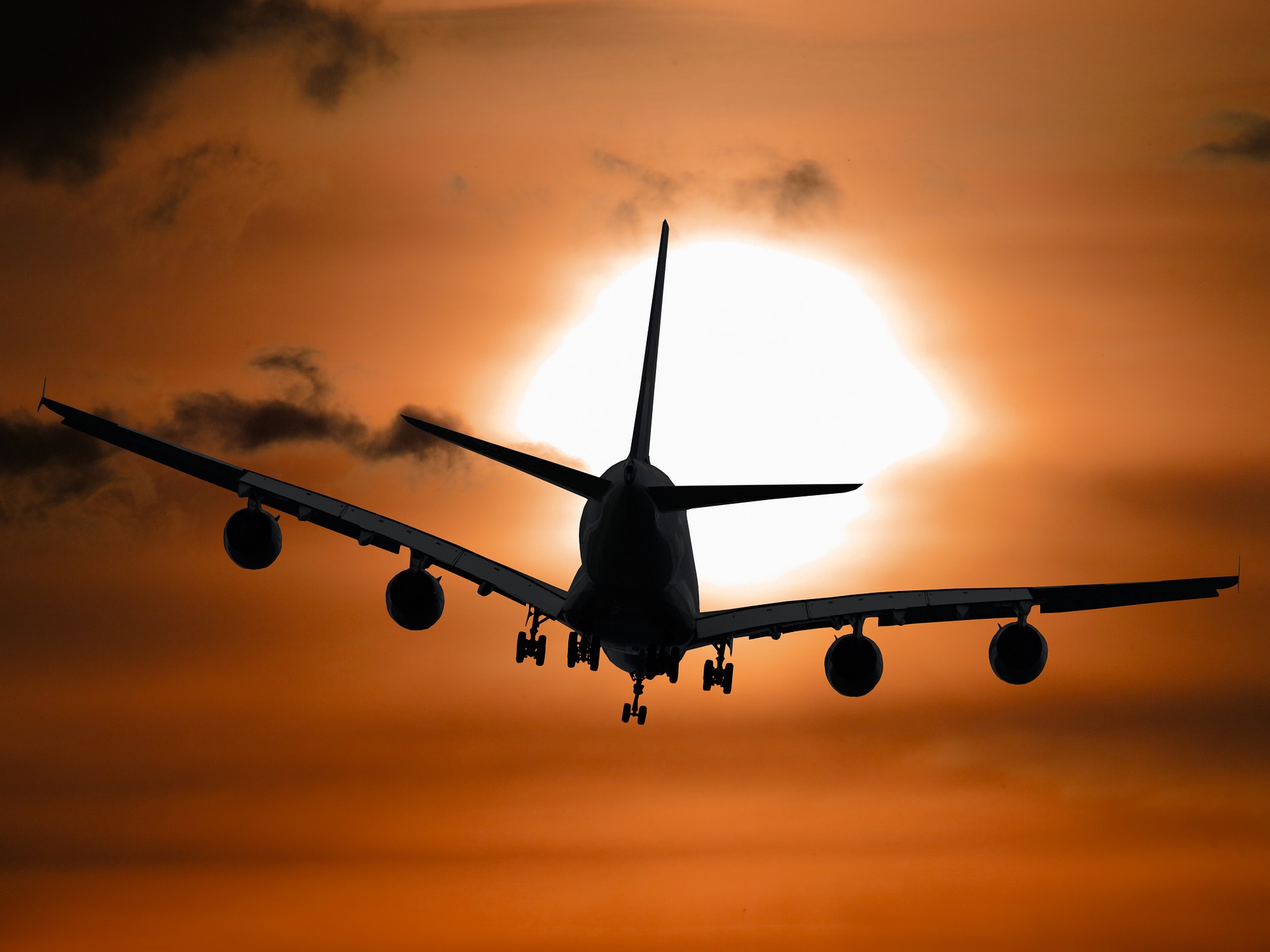 Imagen de un avión despegando hacia un destino de vacaciones. 