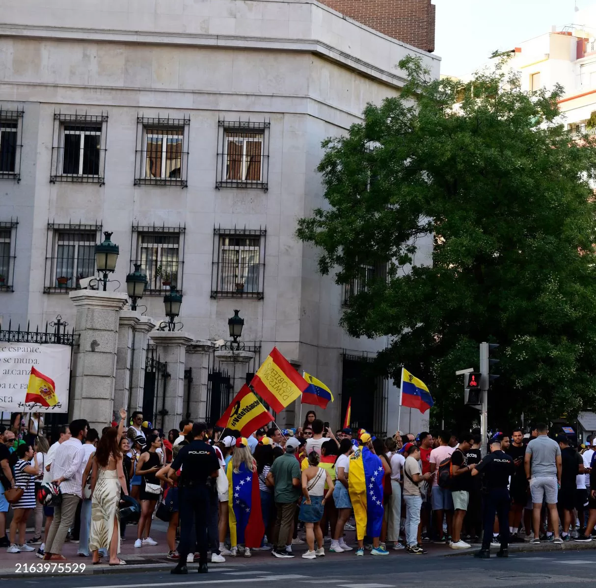 Docenas de personas se están congregando frente al consulado venezolano en Madrid, España, el 30 de julio de 2024, convocadas por la organización de extrema derecha Foro Madrid. Los manifestantes están protestando contra un presunto fraude electoral en Venezuela. (Foto de Tomas Calle/NurPhoto a través de Getty Images)
