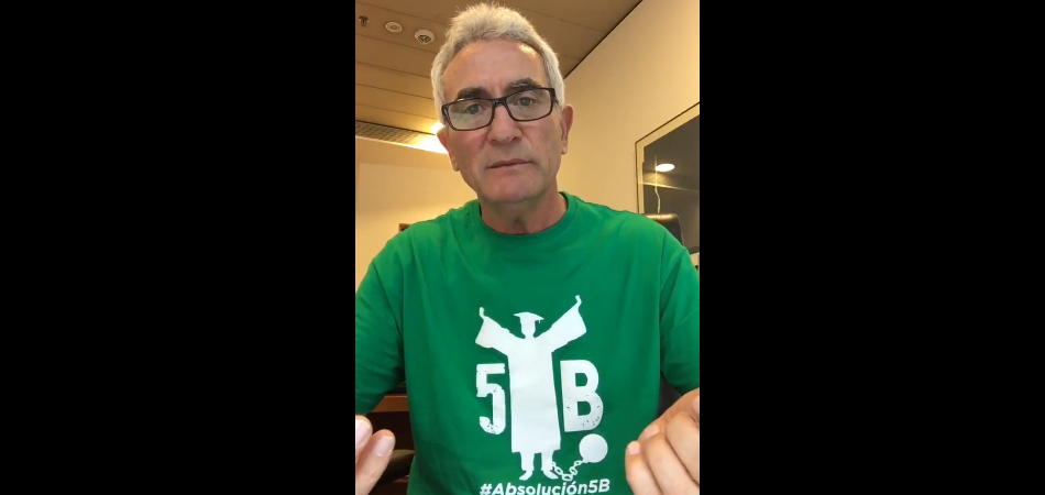 El diputado de Podemos Diego Cañamero con una camiseta en la que recuerda a los cinco profesores de El Buero