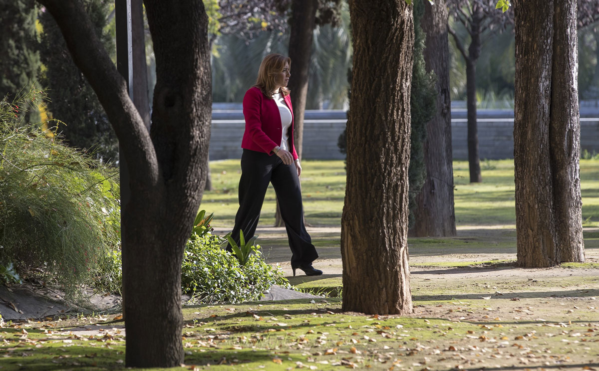 La presidenta andaluza, Susana Díaz, camina por los jardines del Palacio de San Telmo, sede del Ejecutivo en Sevilla