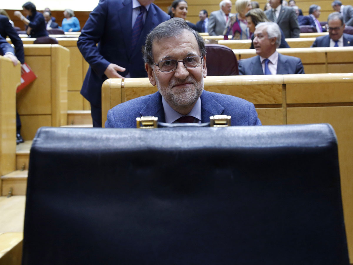 El presidente del Gobierno, Mariano Rajoy, ocupa su escaño al inicio del Pleno de la sesión de control al Gobierno que se celebra en el Senado.