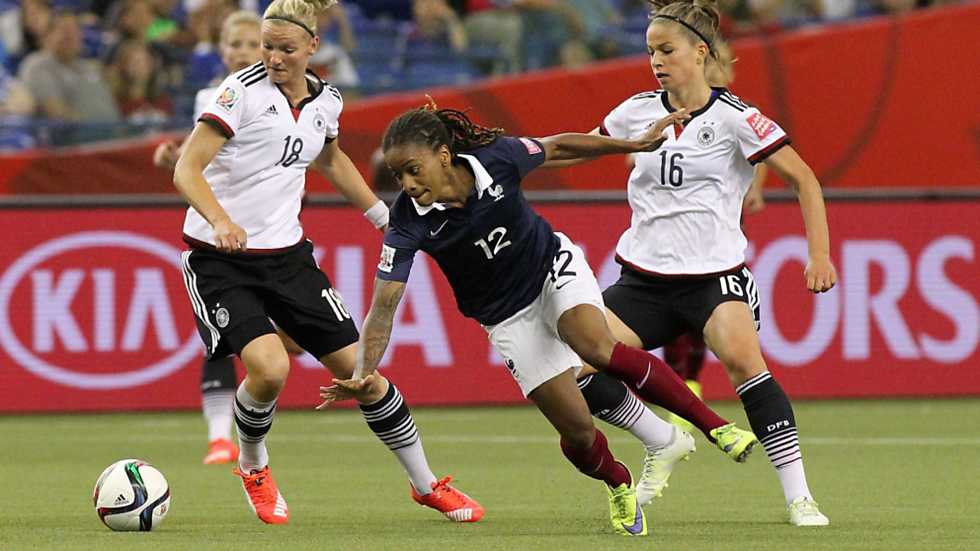 Instantánea de un partido de fútbol femenino, retransmitido por RTVE.