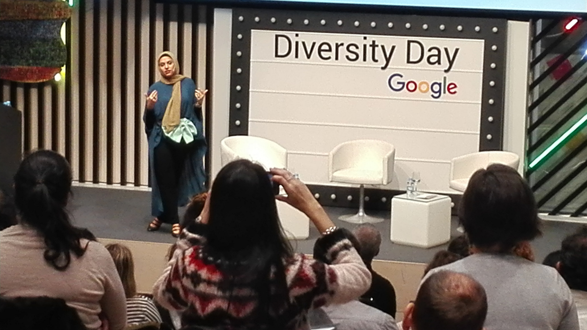 La youtuber Haifa Besseiso, durante su intervención en el Diversity Day