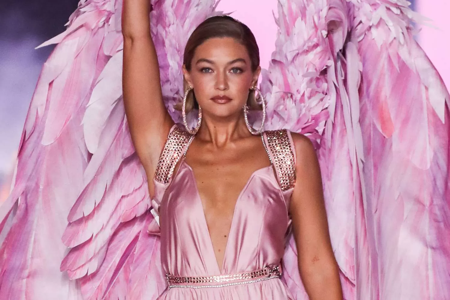 gigi-hadid-Victorias-Secrets-Fashion-Show-151024.webp