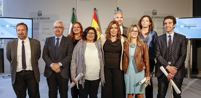 Foto de familia de los galardonados, ayer en el palacio de San Telmo. Laura León, primera por la derecha.