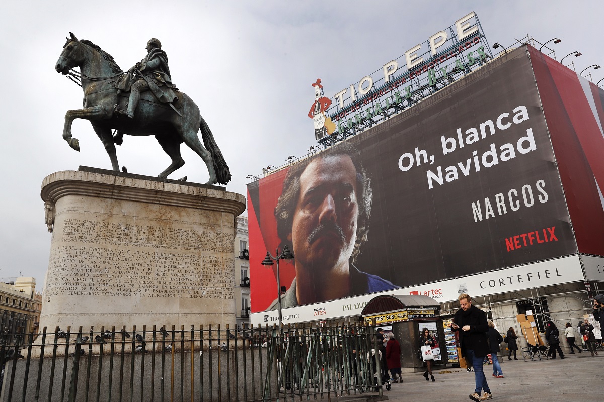 Cartel publicitario en la Puerta del Sol de Madrid de la serie Narcos de Netflix