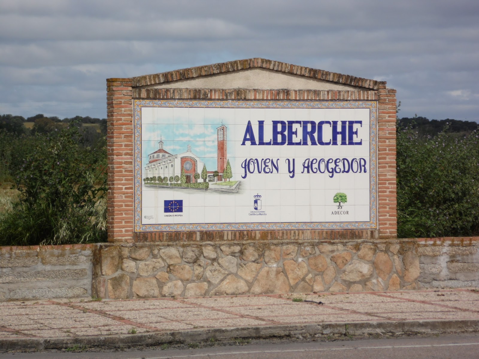Cartel de entrada a Alberche del Caudillo