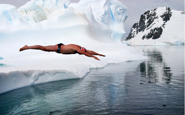 Un km a nado en la helada Antártida para pedir su protección