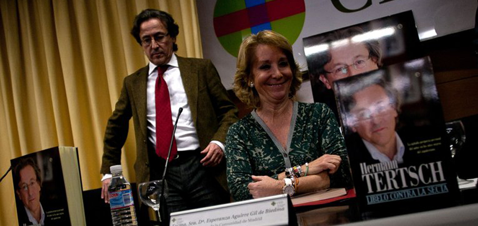 Hermann Tertsch, durante la presentación de uno de sus libros, acompañado por Esperanza Aguirre