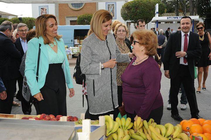 Ana Rivelles, alcaldesa de Alberche del Caudillo, junto a Maria Dolores de Cospedal en su visita al pueblo. 