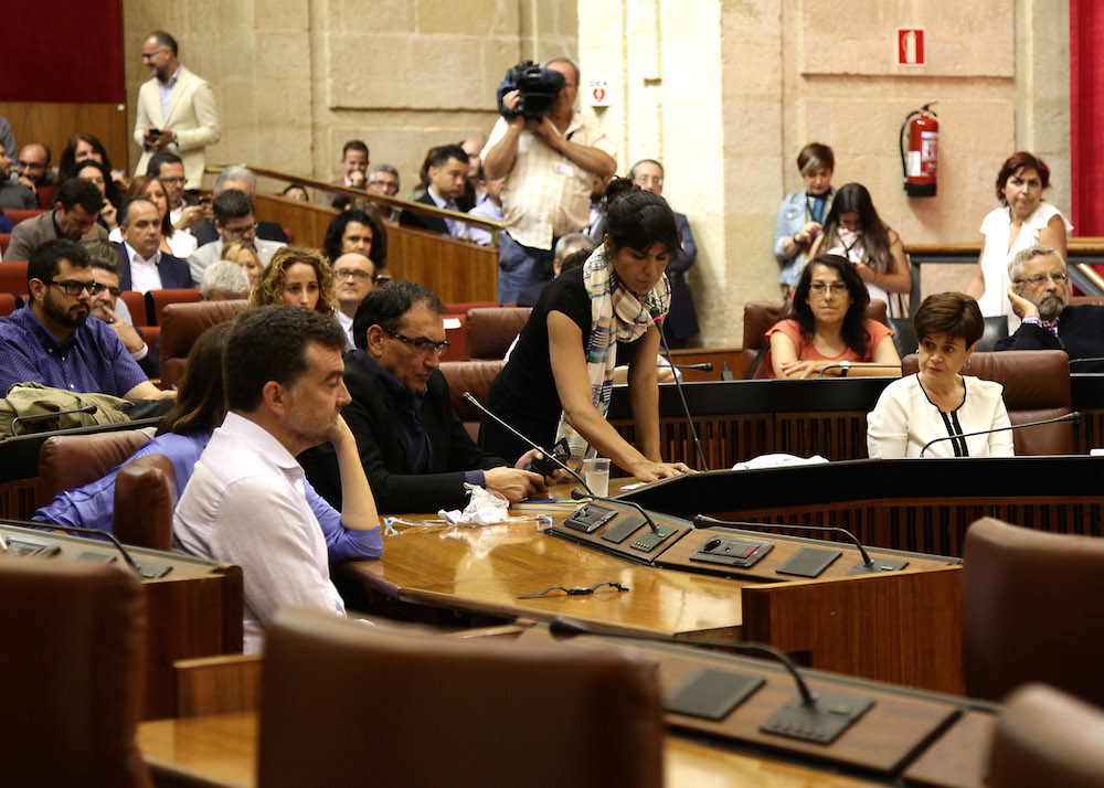 Bancadas de Izquierda Unida y Podemos en el Parlamento andaluz.