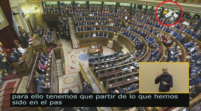 Bandera republicana en el Congreso de los diputados ante la presencia del Rey fuente Congreso