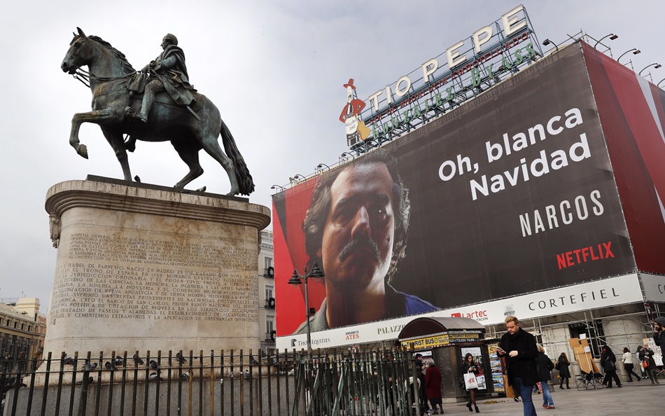Imagen del cartel promocional de la serie 'Narcos' en la Puerta del Sol de Madrid. 