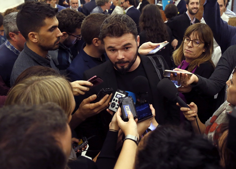 Gabriel Rufián rodeado de medios de comunicación tras la sesión de investidura de Rajoy. 