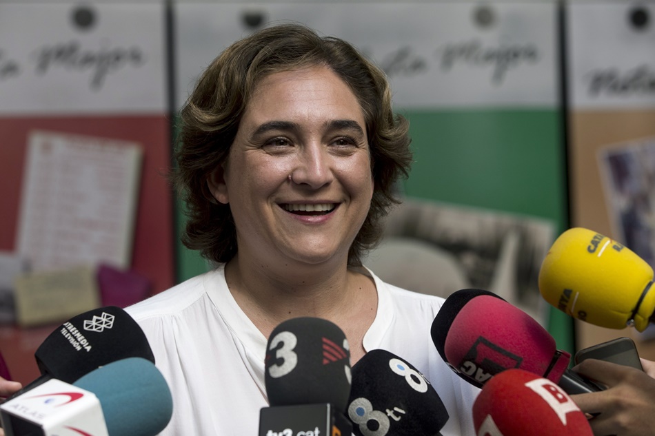 La alcaldesa de Barcelona, Ada Colau, atiende a los medios en un acto en septiembre de este año. 