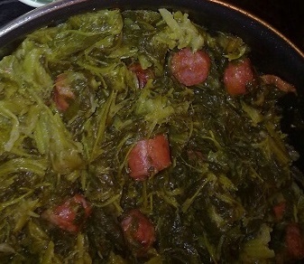 Grelos con chorizo fresco y alas de pollo con manzana