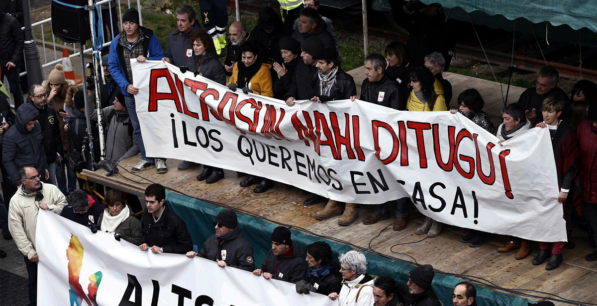 Miles de personas participan en una manifestación que discurre por Alsasua en contra de la imagen que se proyecta de la localidad desde la agresión