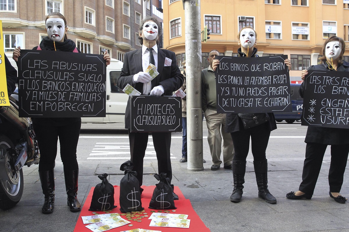 Afectados por la claúsula suelo durante una concentración en Madrid contra las cláusulas suelo y los abusos hipotecarios de la banca