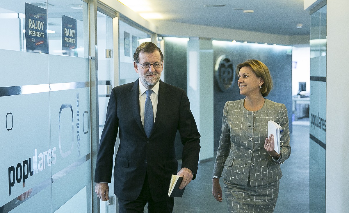 El presidente del Gobierno y del PP, Mariano Rajoy, junto a la ministra y secretaria general del partido, Dolores de Cospedal