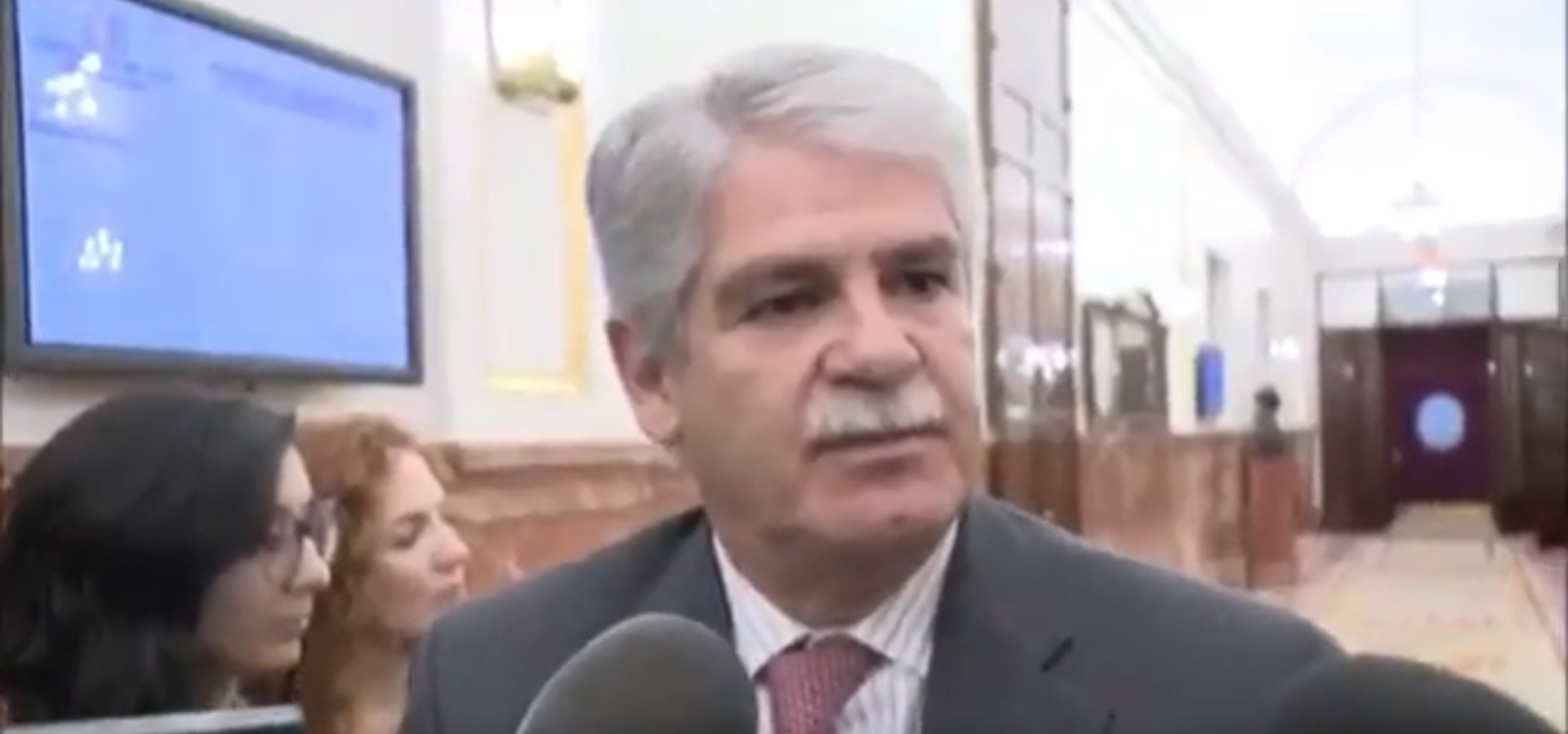 Alfonso Dastis, ministro de Exteriores, en los pasillos del Congreso. 