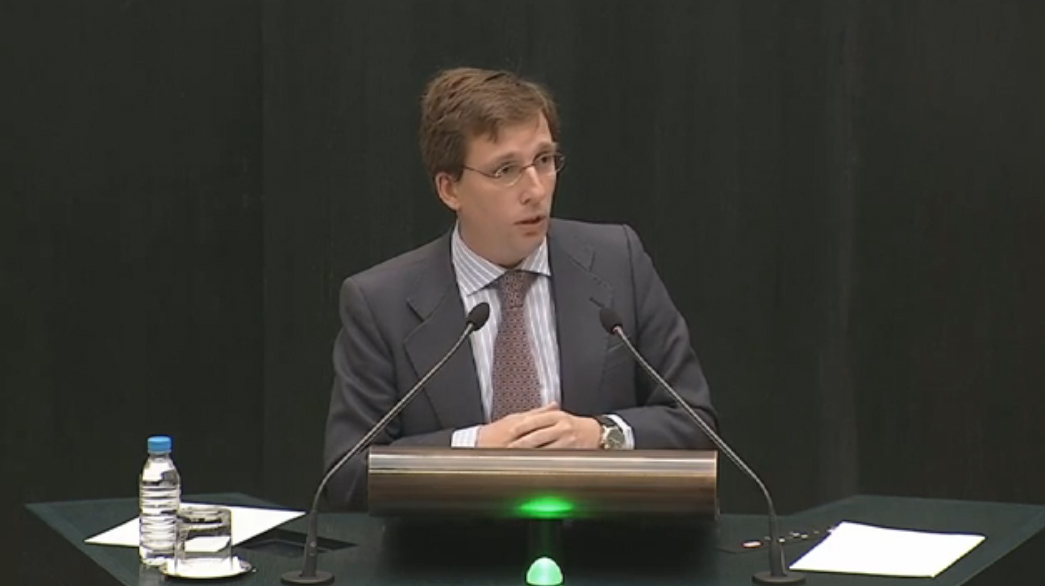 El portavoz del PP José Luis Martínez Almeida en el Pleno del ayuntamiento de Madrid