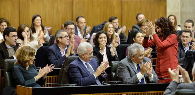 Parlamentarios y miembros del Gobierno aplauden a la consejera de Hacienda, María Jesús Montero.