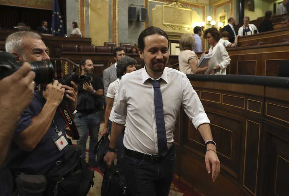 El líder de Podemos, Pablo Iglesias, a su llegada al hemiciclo para debatir la moción de censura.