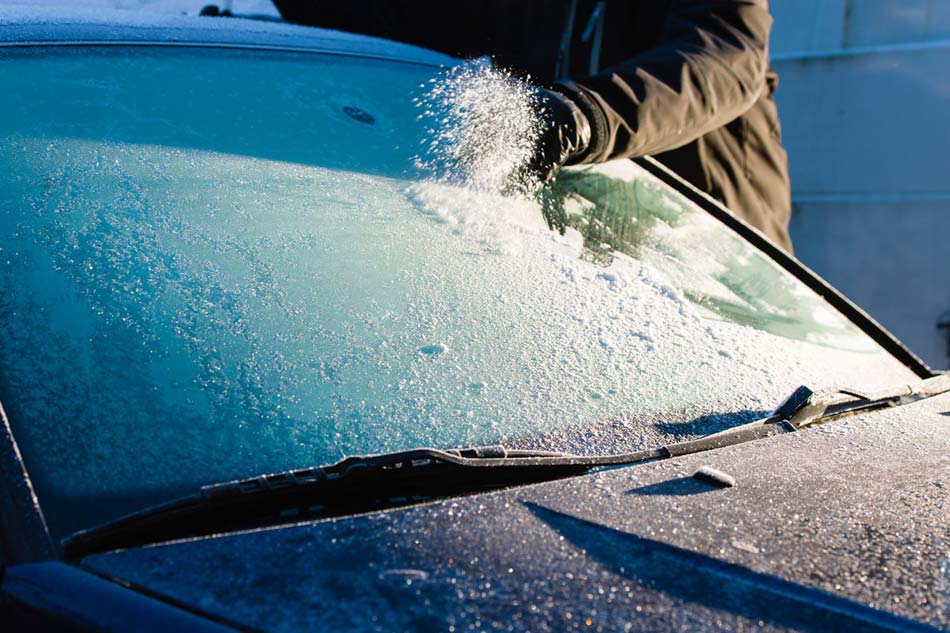 Hielo en el parabrisas: así se quita