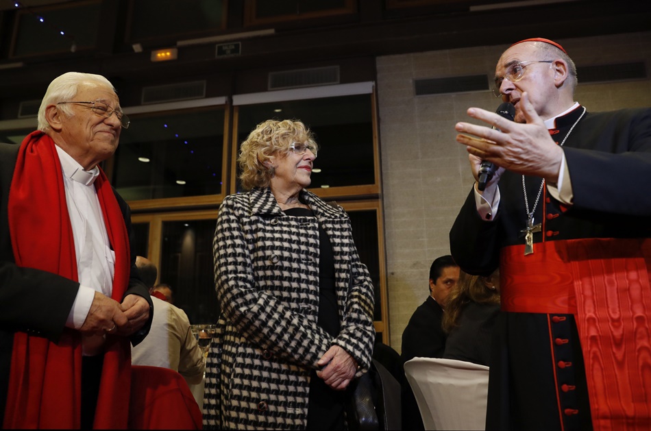 El cardenal Osoro junto a Manuela Carmena y el padre Ángel