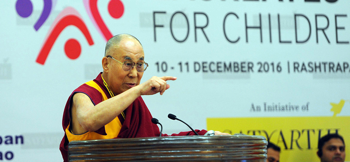 El dirigente espiritual tibetano, el dalai lama habla en Delhi el 10 de diciembre de 2016. EFE/Archivo