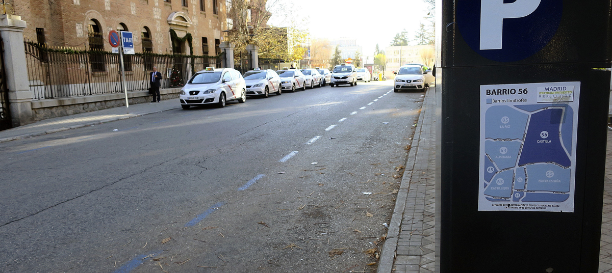 Vista de la zona azul en la Avenida de Burgos de Madrid, vacía de vehículos. 