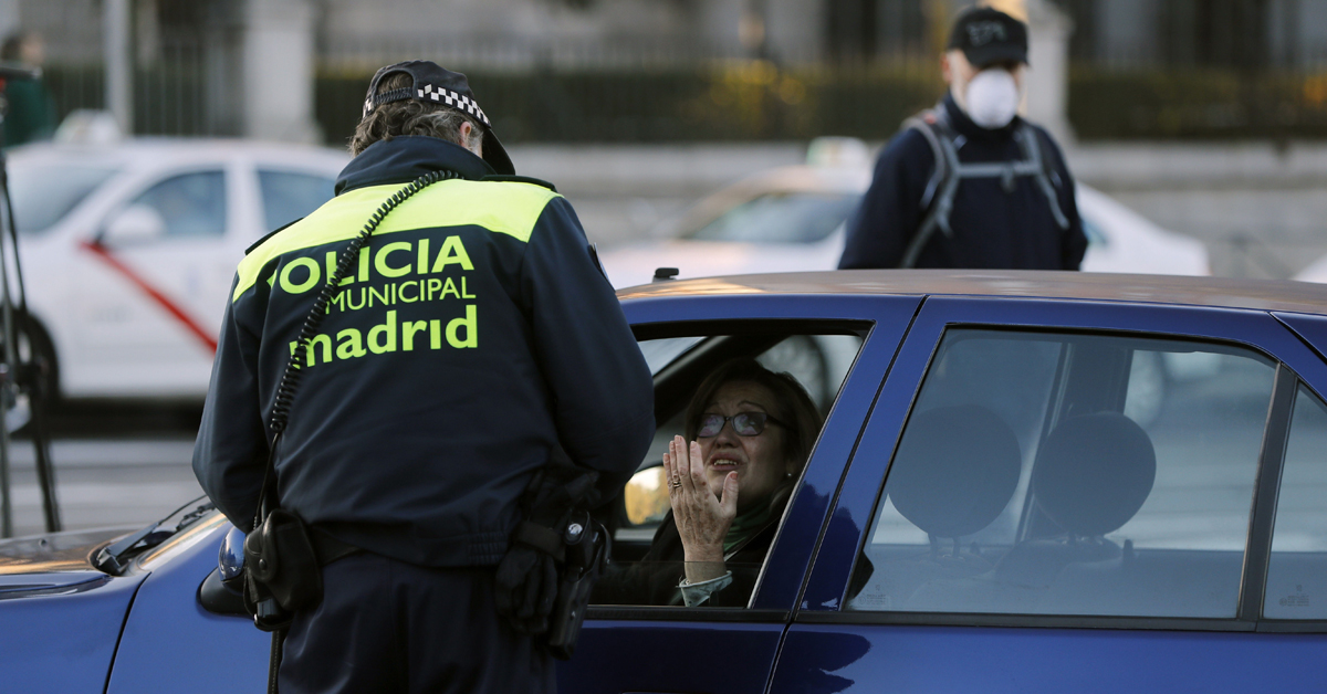 Madrid se ha convertido hoy en la primera ciudad española que impone la circulación alterna de vehículos en función de sus matrículas. EFE