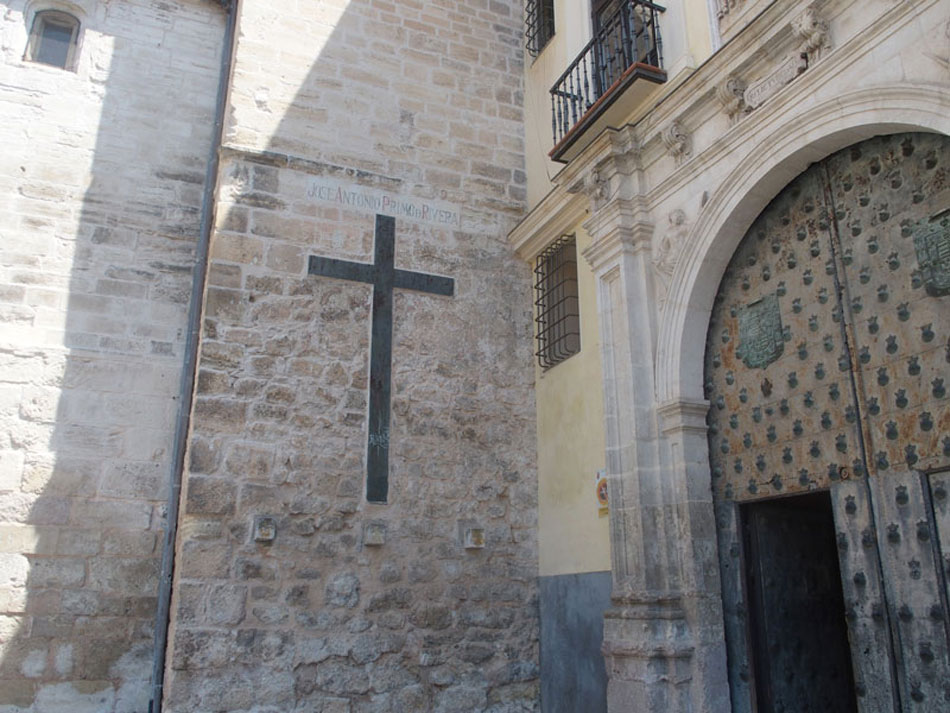 Cruz en el lateral de la Catedral de Cuenca y frente a la puerta del Obispado dedicada a José Antonio Primo de Rivera